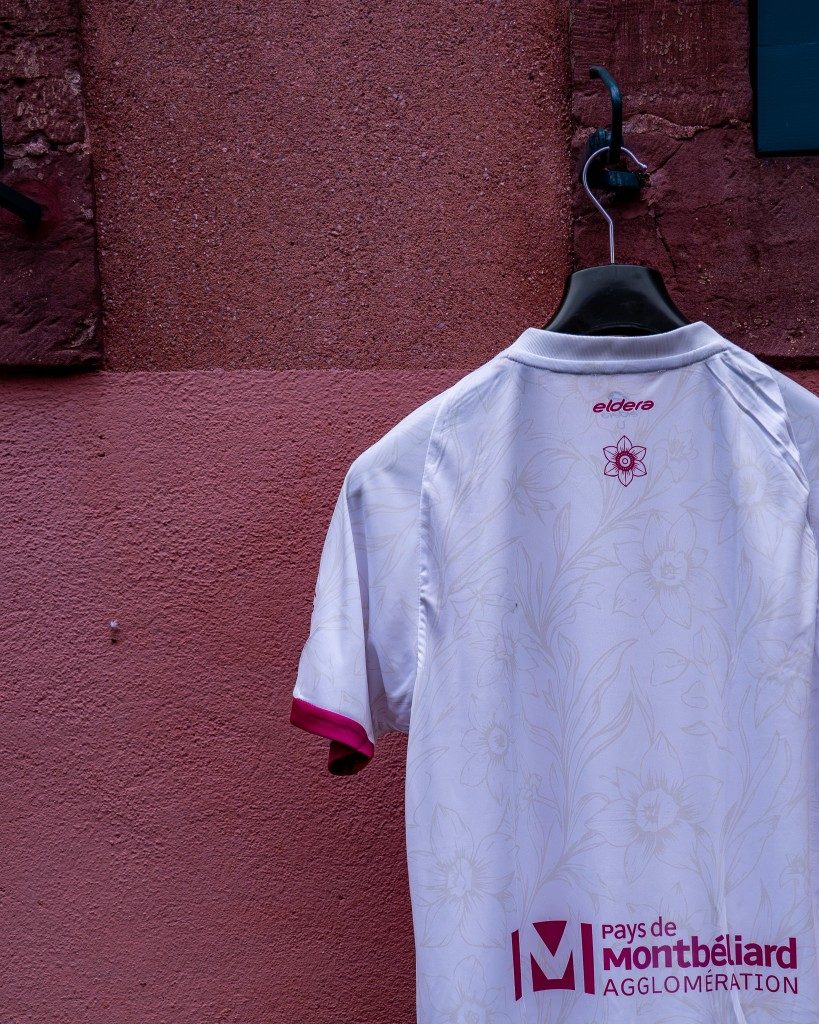 Dos du maillot floqué Emma, sous la pluie