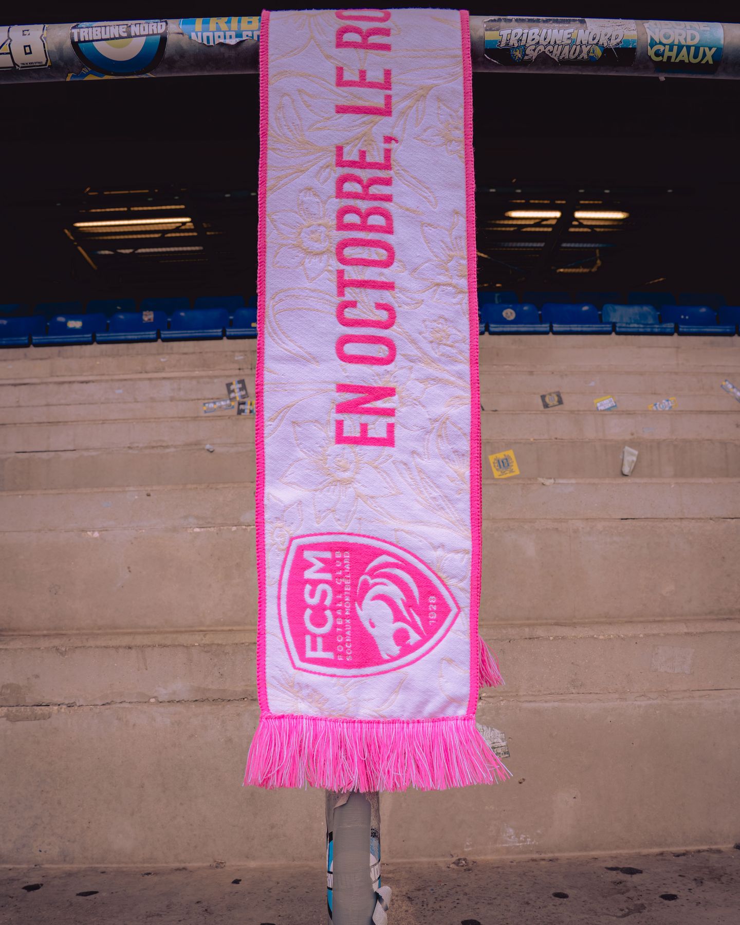 L’écharpe rose et blanche suspendue dans les tribunes, blason FCSM et franges roses