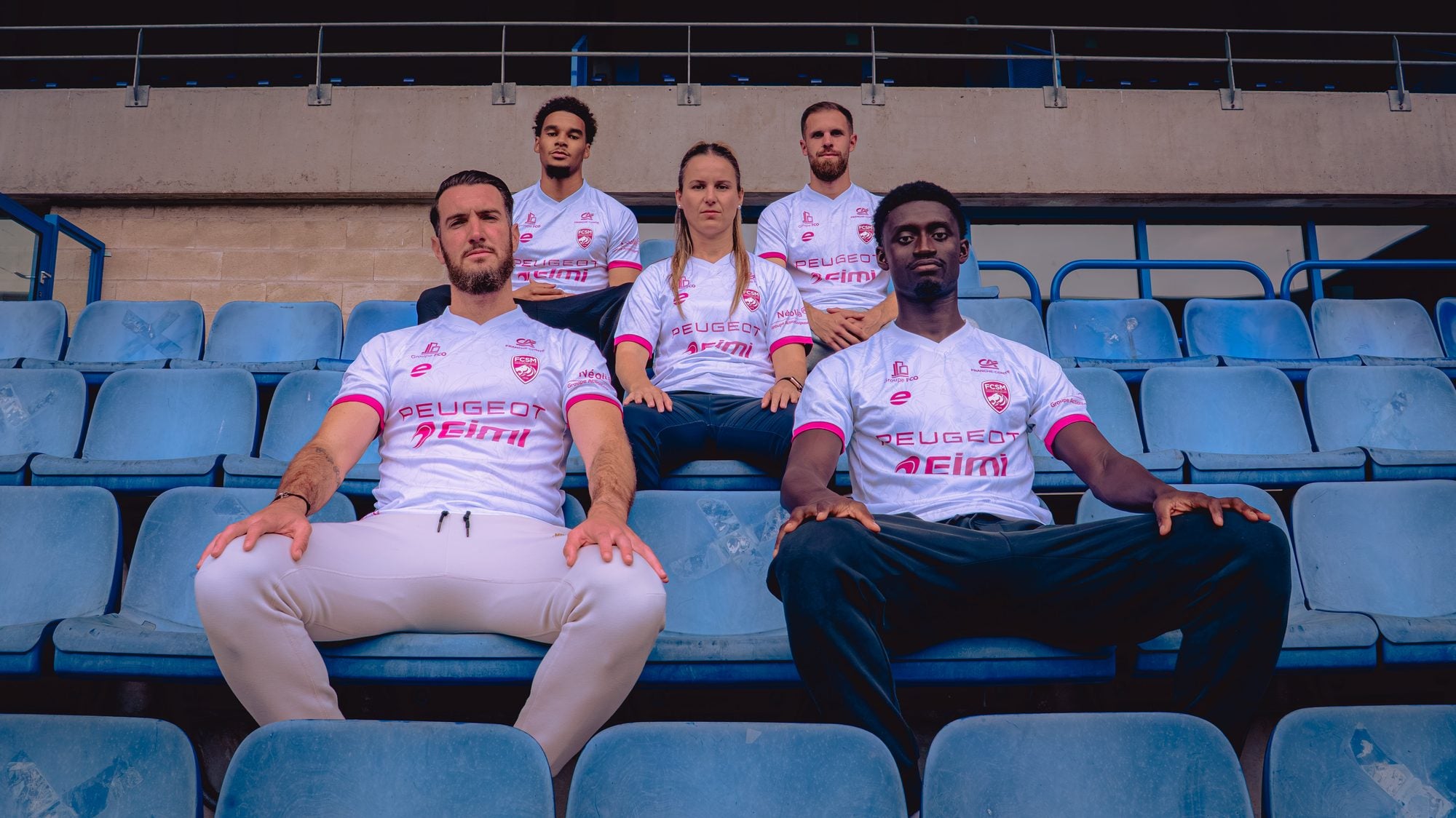 Le groupe au maillot Octobre Rose, assis dans les tribunes