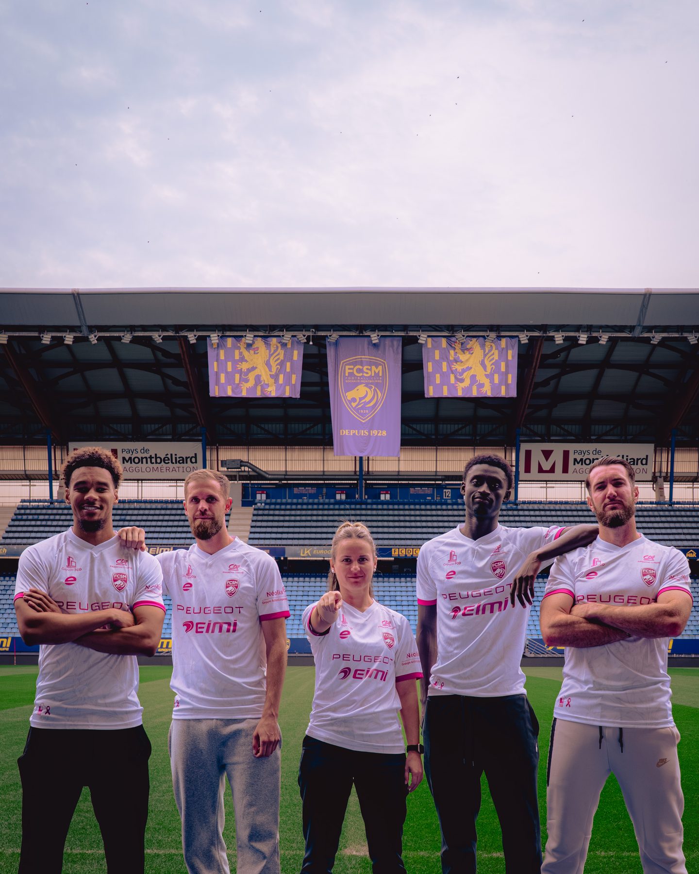 Le groupe de face sur la pelouse, une joueuse désigne le maillot
