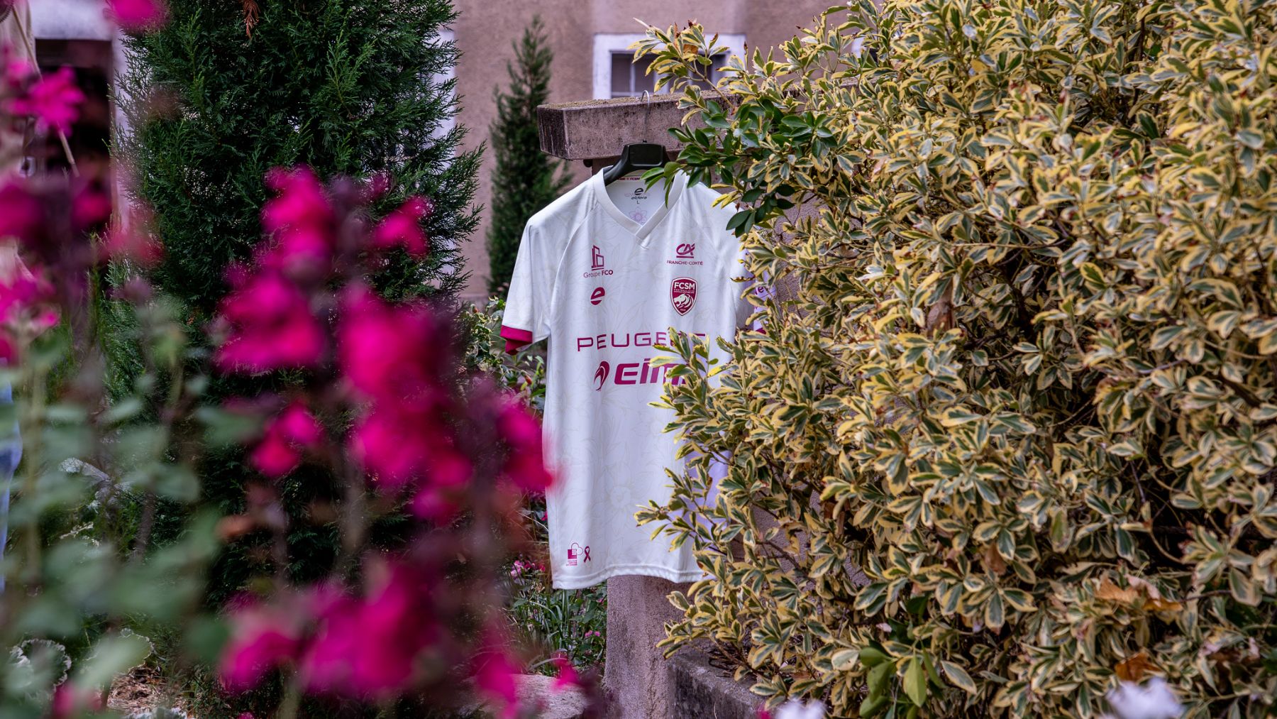 Le maillot suspendu dans un jardin fleuri
